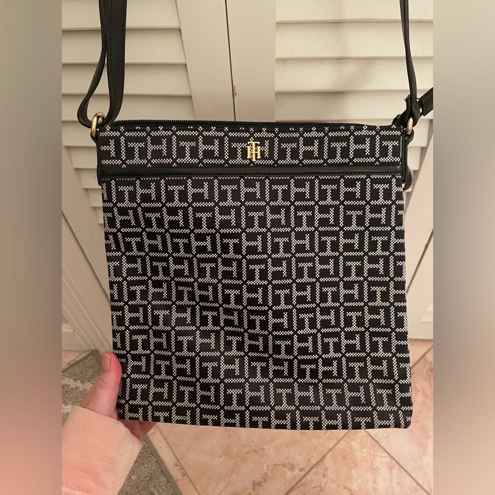 Tommy Hilfiger black cross body back - never used- light weight